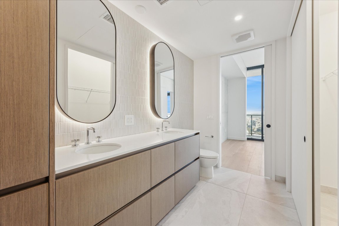 610 Davis Street, Unit 5006 Austin, TX 78701 - Photo 9 of 40 a bathroom with 2 sink and a mirror