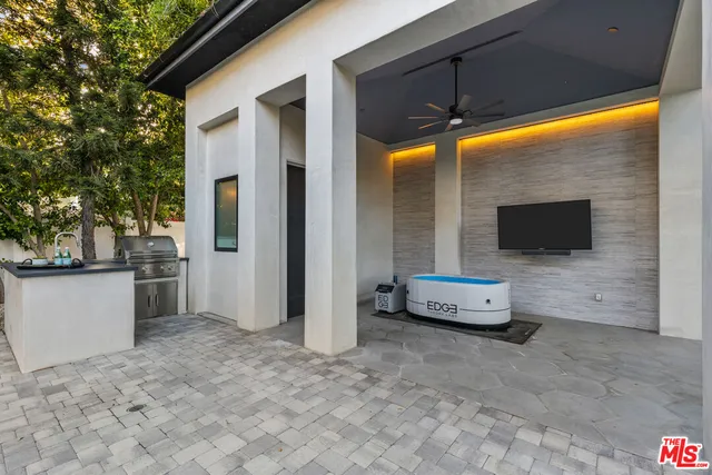 a view of an outdoor space