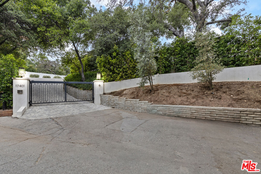 17401 Rancho Street Encino, CA 91316 - Photo 47 of 48 a view of a outdoor space