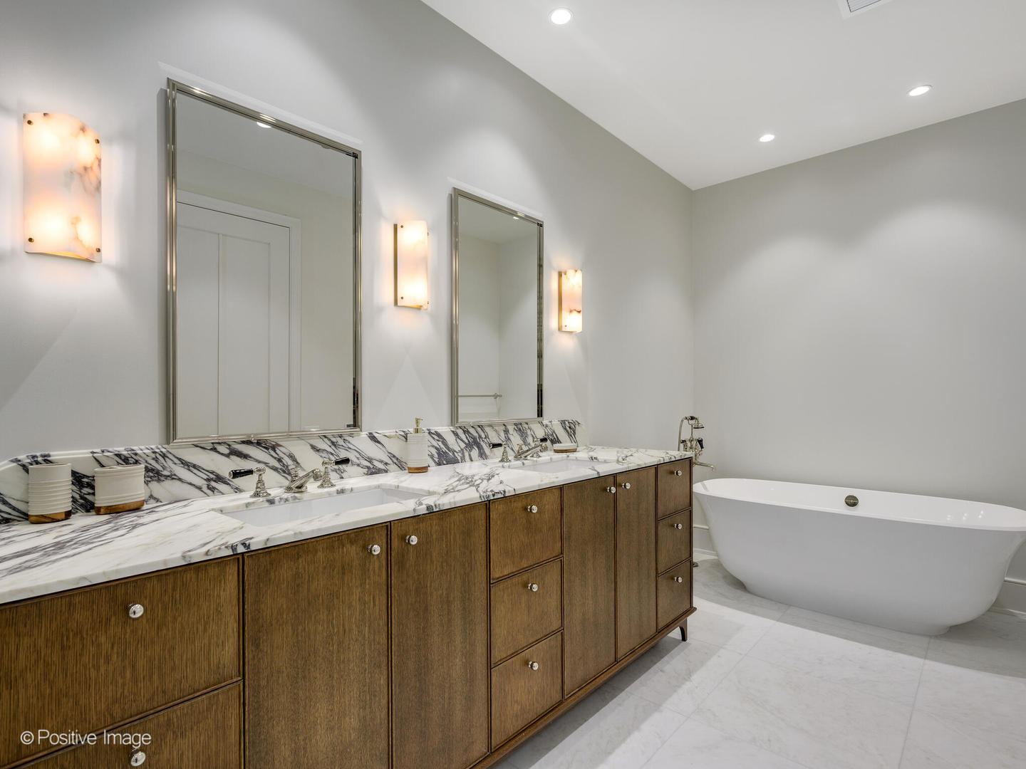 21 North May Street, Unit 505 Chicago, IL 60607 - Photo 21 of 27 a bathroom with a double vanity sink mirror double and bathtub