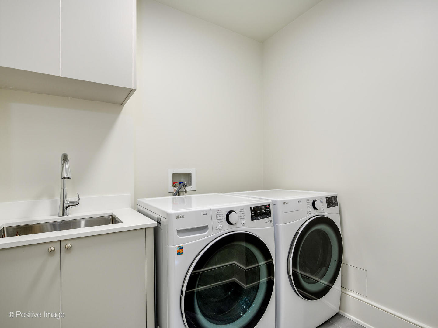 21 North May Street, Unit 505 Chicago, IL 60607 - Photo 25 of 27 a utility room with dryer and washer
