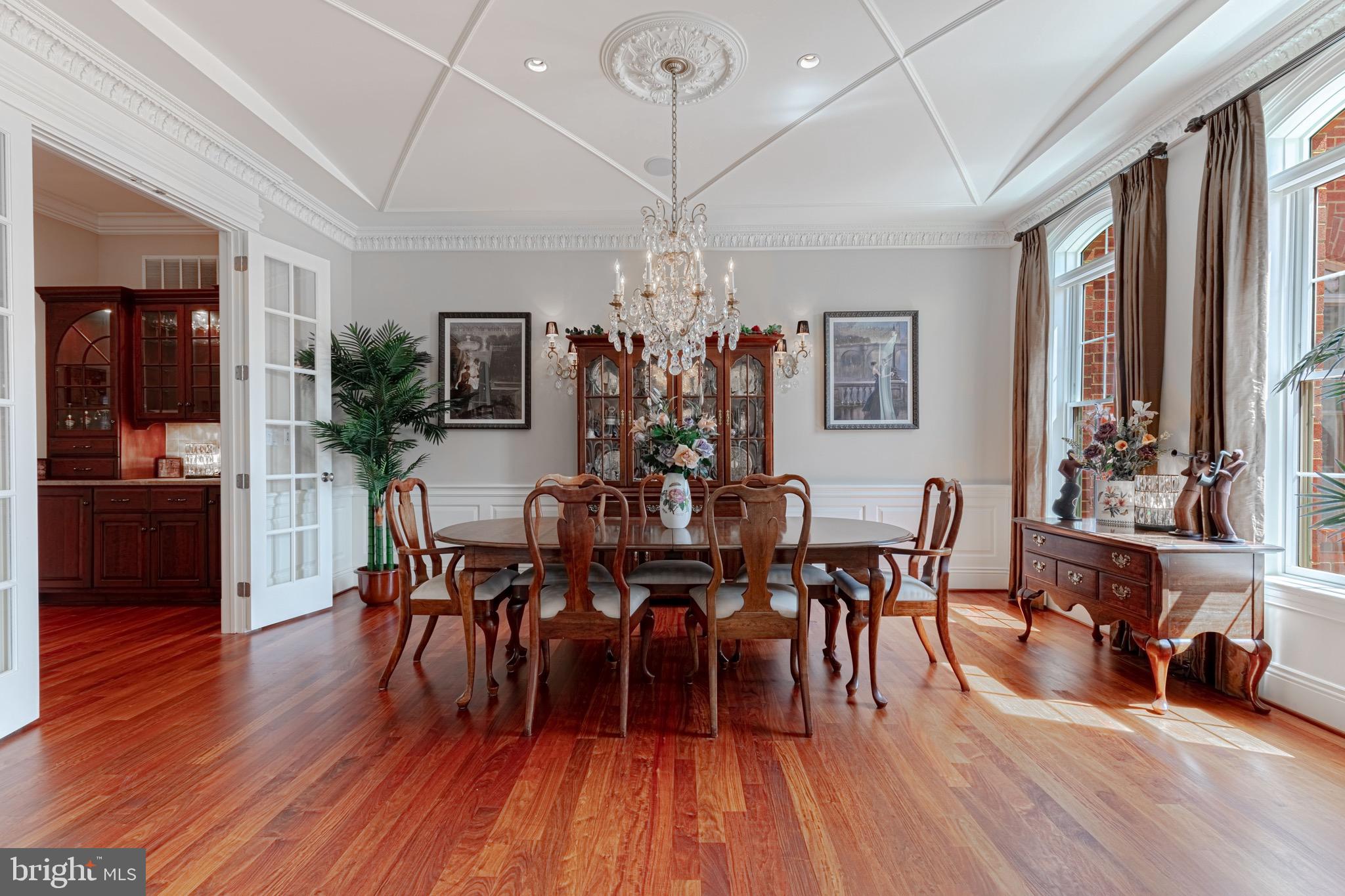 10100 Gary Road Potomac, MD 20854 - Photo 19 of 71 Diining room w/stunning architectural detail.