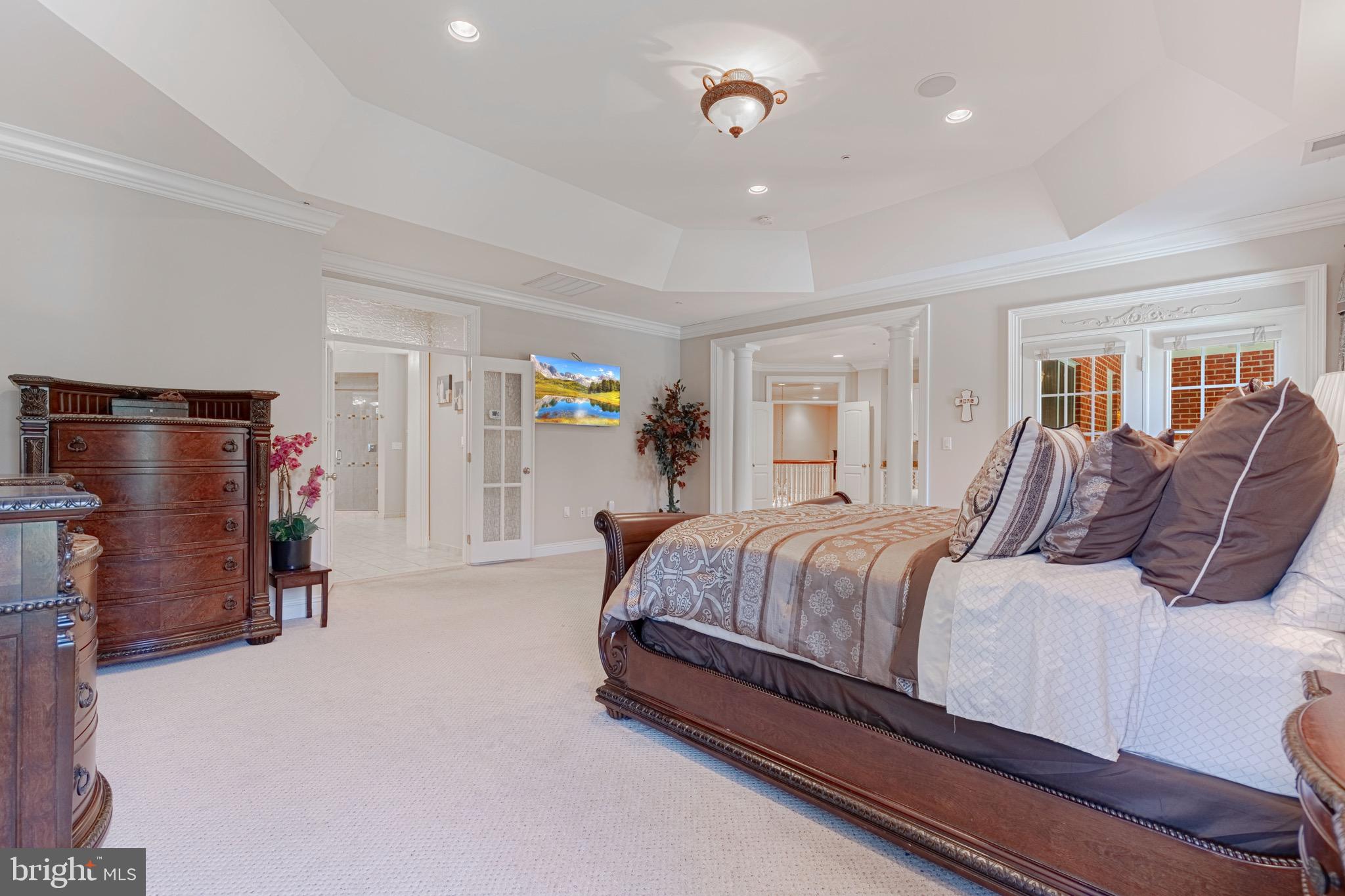 10100 Gary Road Potomac, MD 20854 - Photo 24 of 71 Spacious and inviting primary bedroom!