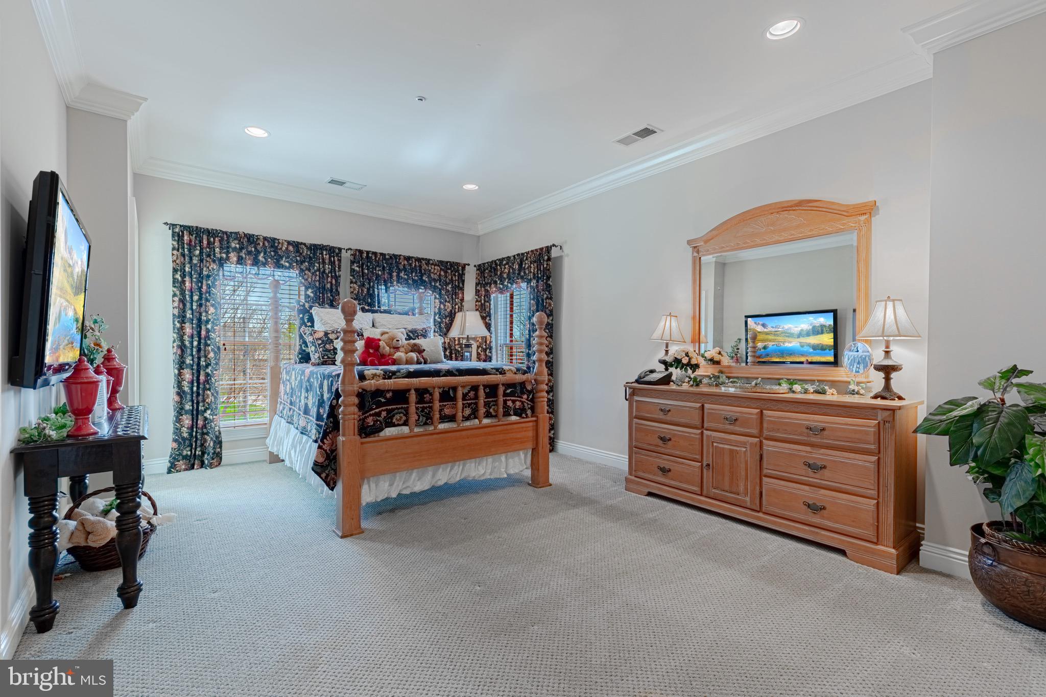 10100 Gary Road Potomac, MD 20854 - Photo 32 of 71 Bedroom #3 w/en suite.