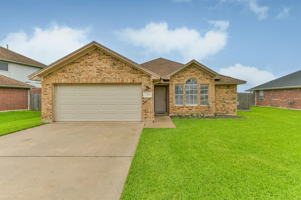 $2,100 | 2436 Caroline Street, Dickinson, TX 77539
