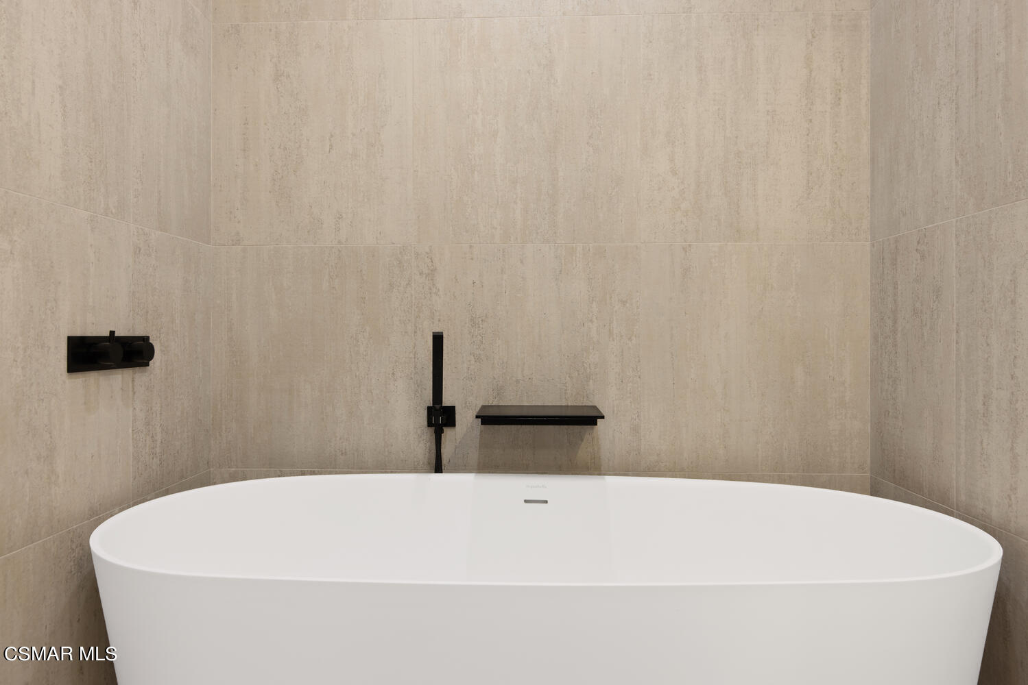 2224 Thorsby Road Lake Sherwood, CA 91361 - Photo 22 of 45 a bathroom with a bathtub