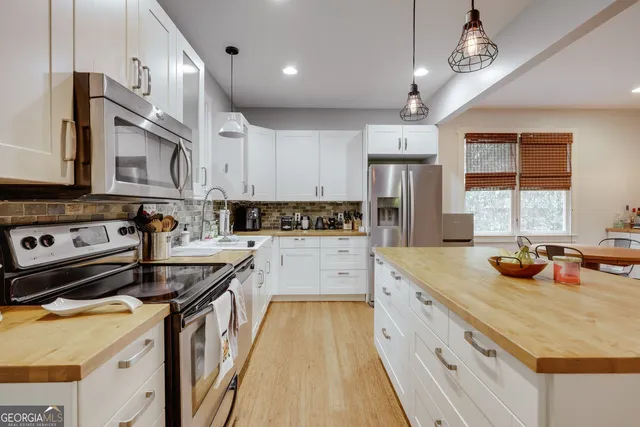 a kitchen that has a lot of cabinets in it