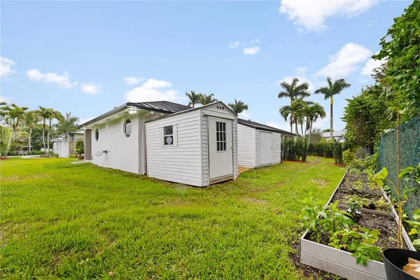 a view of a house with backyard