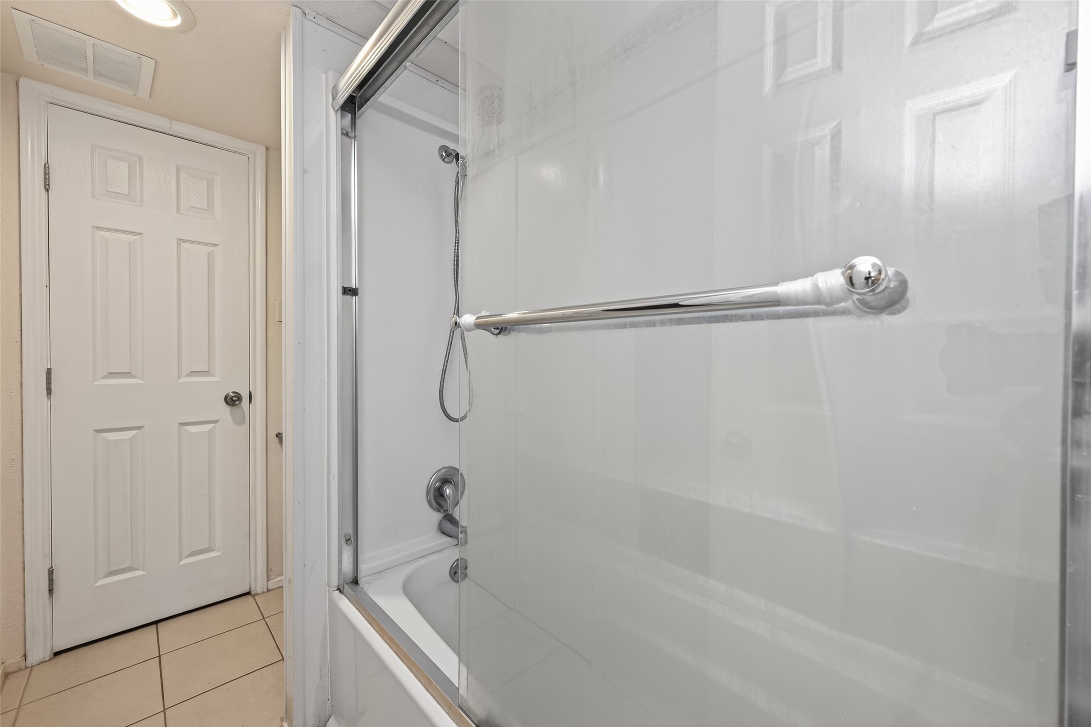 16120 Stuebner Airline Road, Unit 602 Spring, TX 77379 - Photo 36 of 50 a bathroom with a bathtub