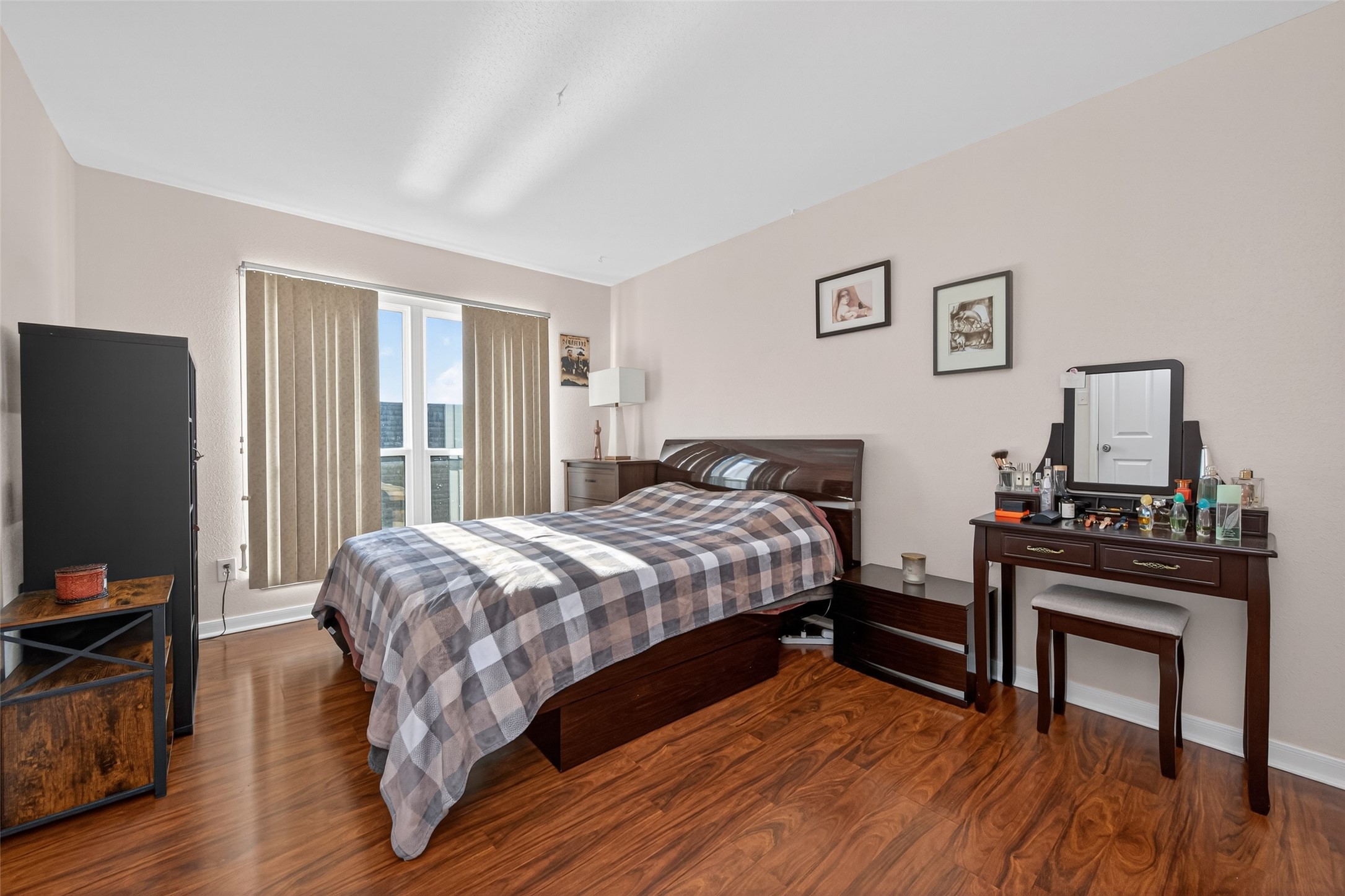 16120 Stuebner Airline Road, Unit 602 Spring, TX 77379 - Photo 38 of 50 a bedroom with a bed and a flat screen tv