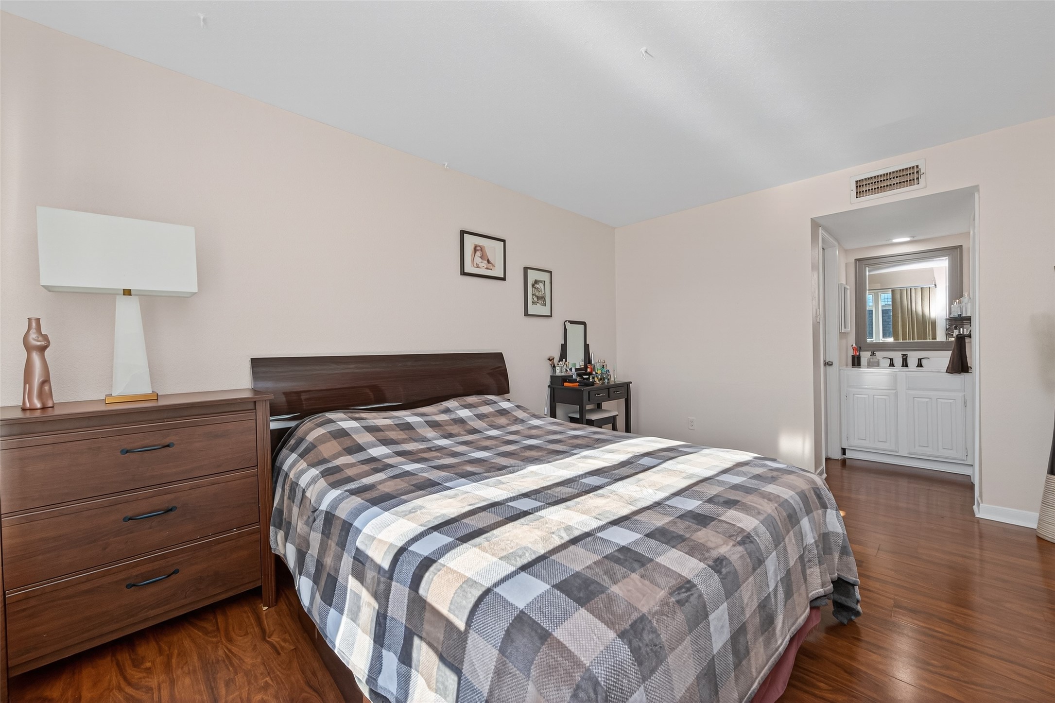 16120 Stuebner Airline Road, Unit 602 Spring, TX 77379 - Photo 42 of 50 a bedroom with a bed and a lamp on dresser