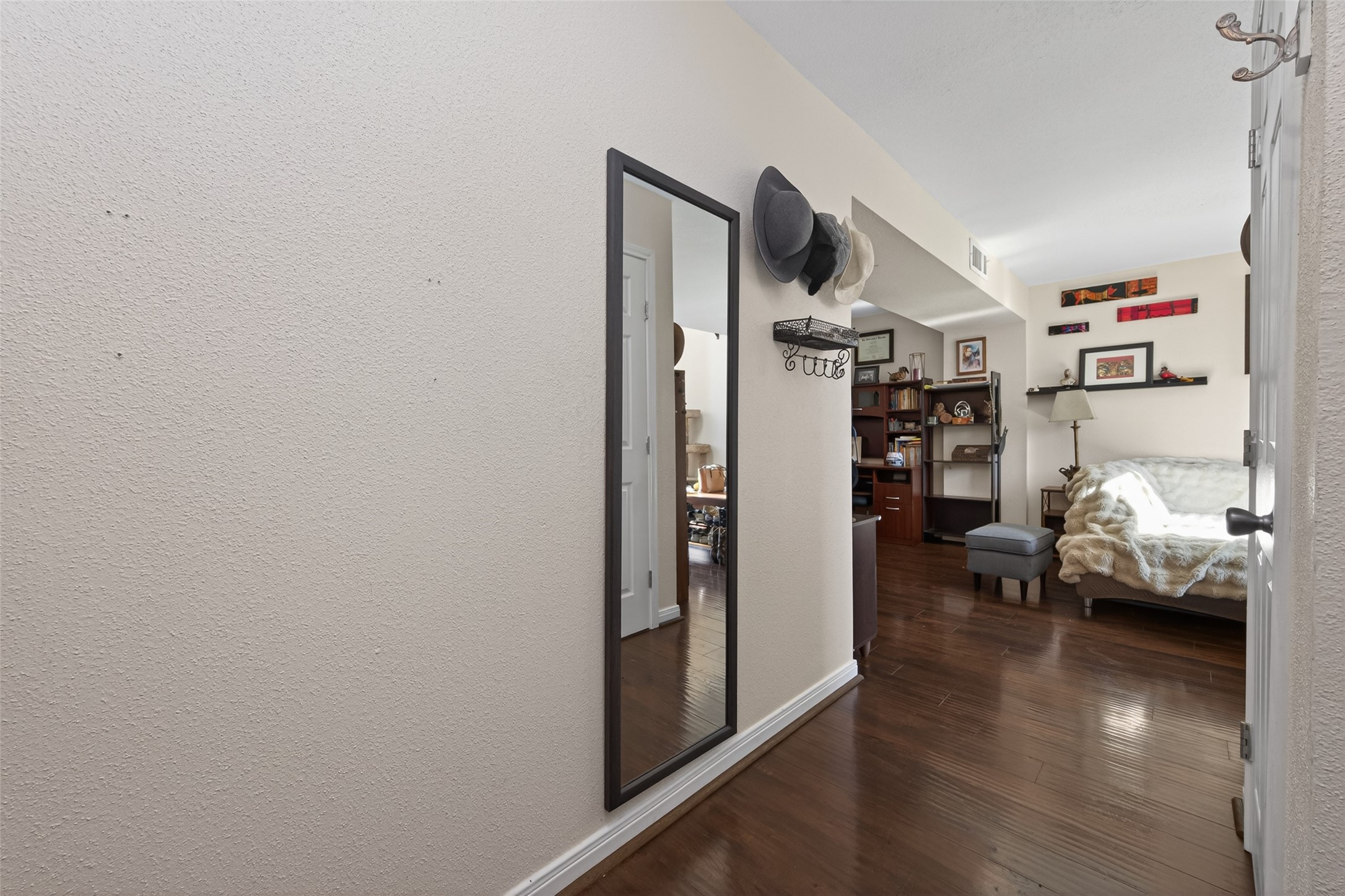 16120 Stuebner Airline Road, Unit 602 Spring, TX 77379 - Photo 10 of 50 a living room with furniture and a book shelf