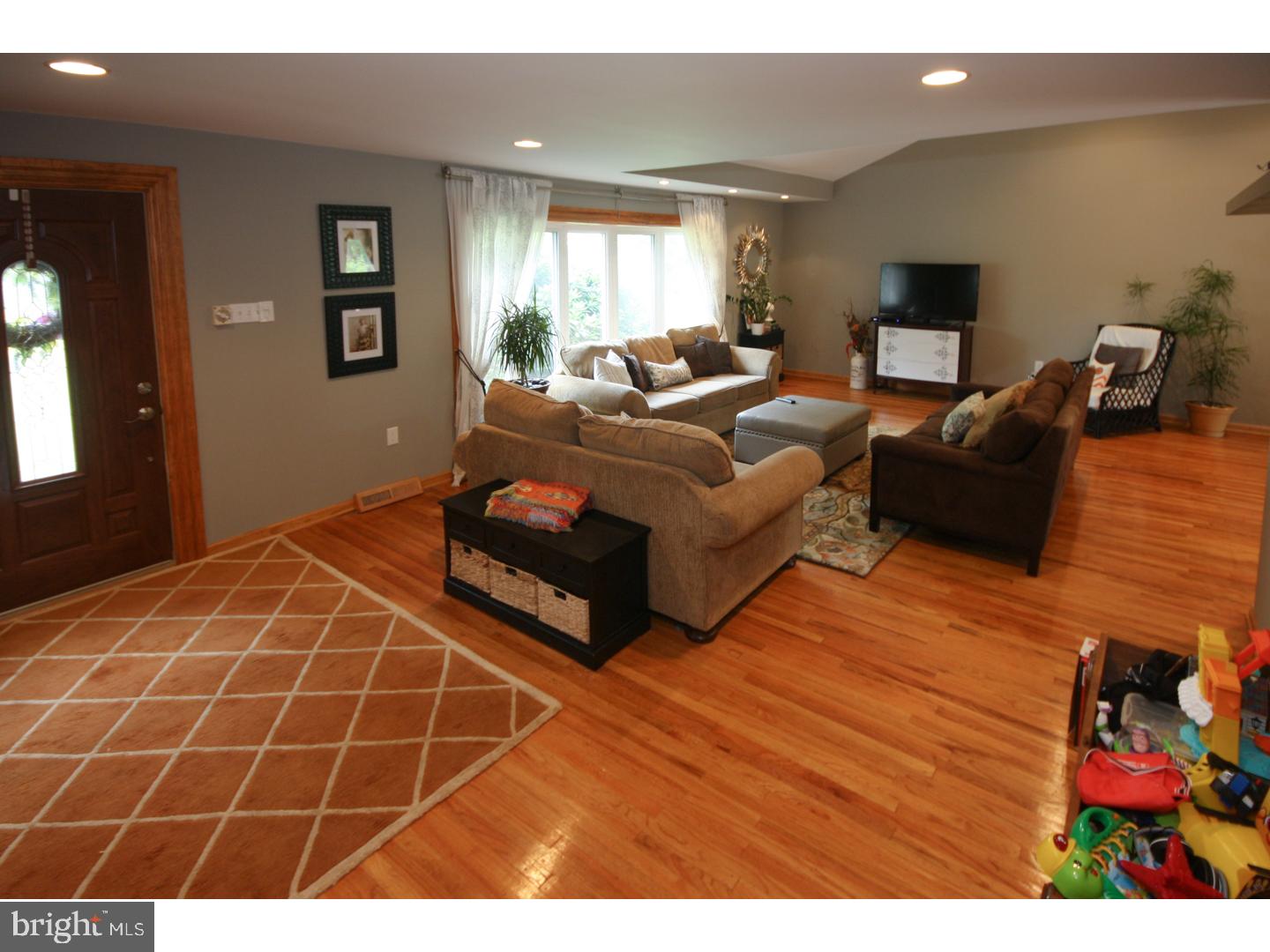 1147 Harriett Road Huntingdon Valley, PA 19006 - Photo 2 of 25 Living Room