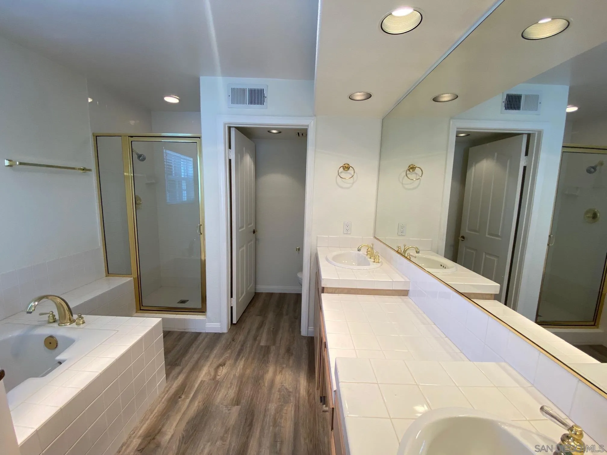 2848 Torrey Pines Road La Jolla, CA 92037 - Photo 18 of 19 a bathroom with a tub sink and mirror