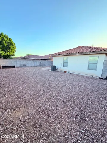 a view of a backyard