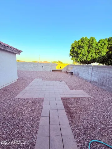 a view of a backyard