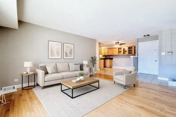 $2,000 | 1609 North Windsor Drive, Unit 203, Arlington Heights, IL 60004