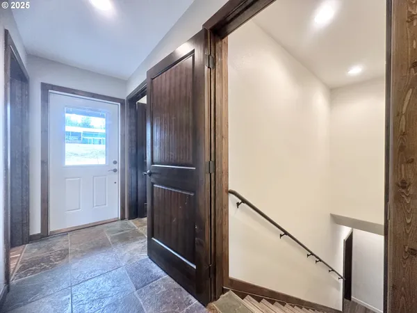 $1,150,000 | 19400 South Frank Road, Colton, OR 97017