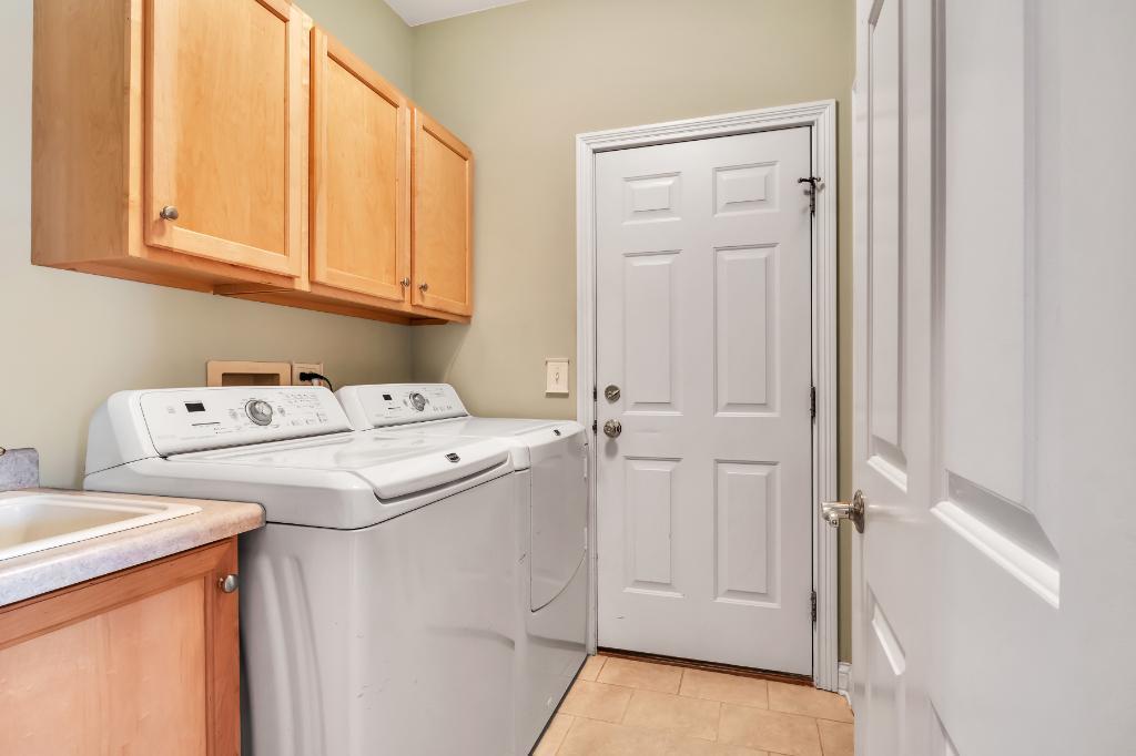 807 Sharp Court Elburn, IL 60119 - Photo 34 of 44 a utility room with dryer and washer