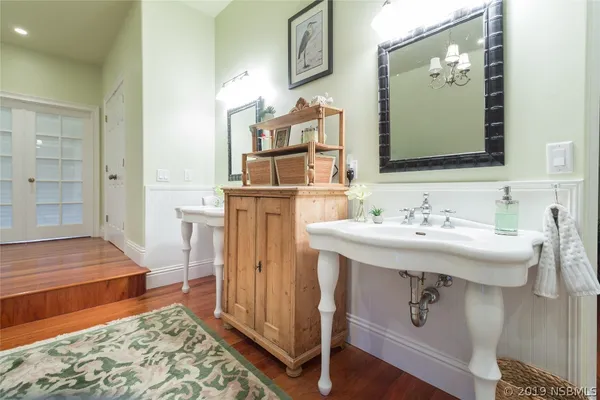 a en suite bathroom with a sink and a mirror