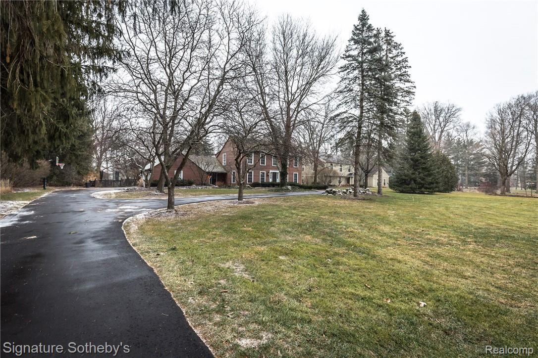 32370 Lahser Road Franklin, MI 48025 - Photo 4 of 40 New Driveway