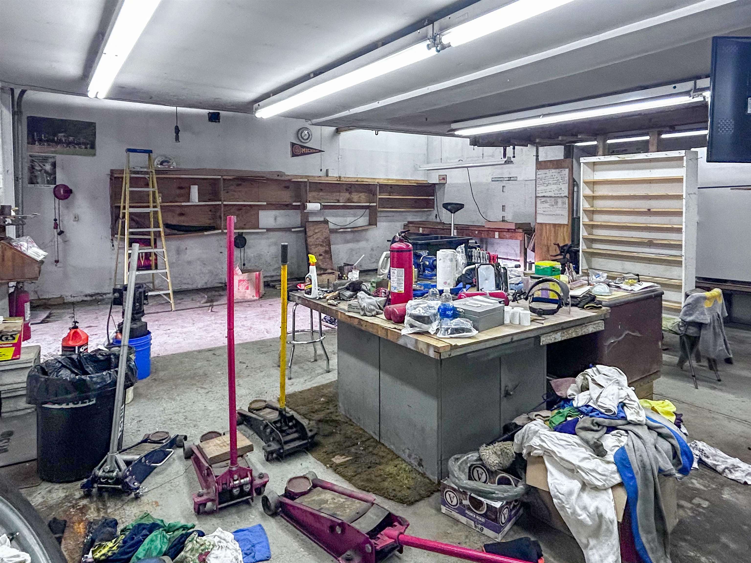 6459 Fenton Road Flint, MI 48507 - Photo 25 of 33 50187429-ceb52347-af20-47f9-80c9-fbcd421b7734.JPG