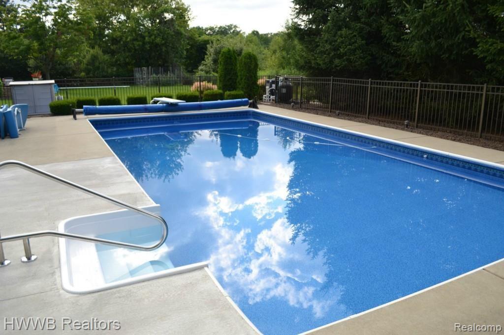 1080 Maple Leaf Drive Rochester, MI 48309 - Photo 37 of 41 Dive Right In
