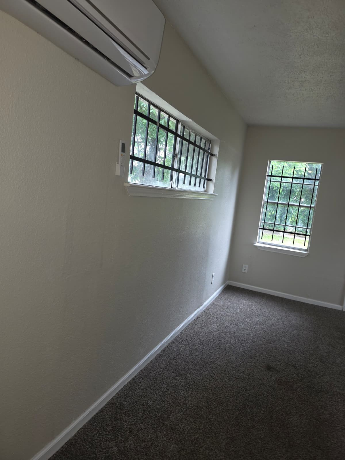 242 Bolden Street Houston, TX 77029 - Photo 13 of 24 an empty room with windows