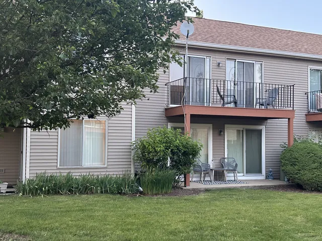 $249,900 | 7030 Park Ln Court, Unit 203, Woodridge, IL 60517