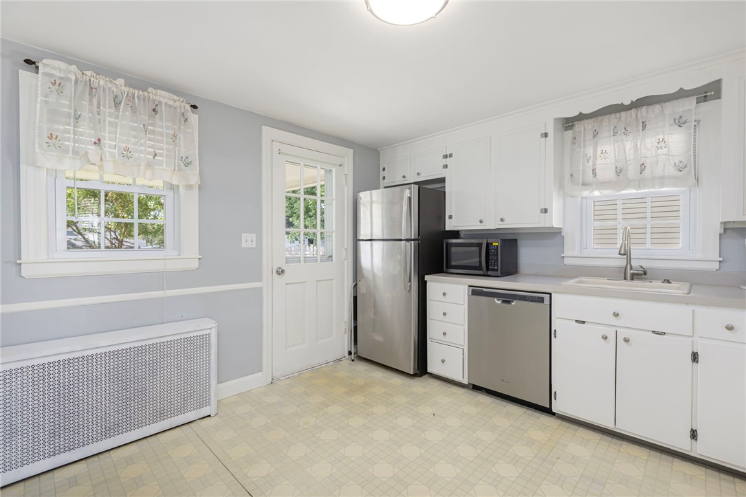 15 Saxonia Road Cranston, RI 02920 - Photo 4 of 20 Gallery Image 4