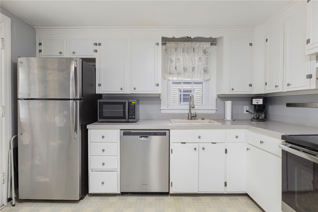 15 Saxonia Road Cranston, RI 02920 - Photo 6 of 20 Gallery Image 6