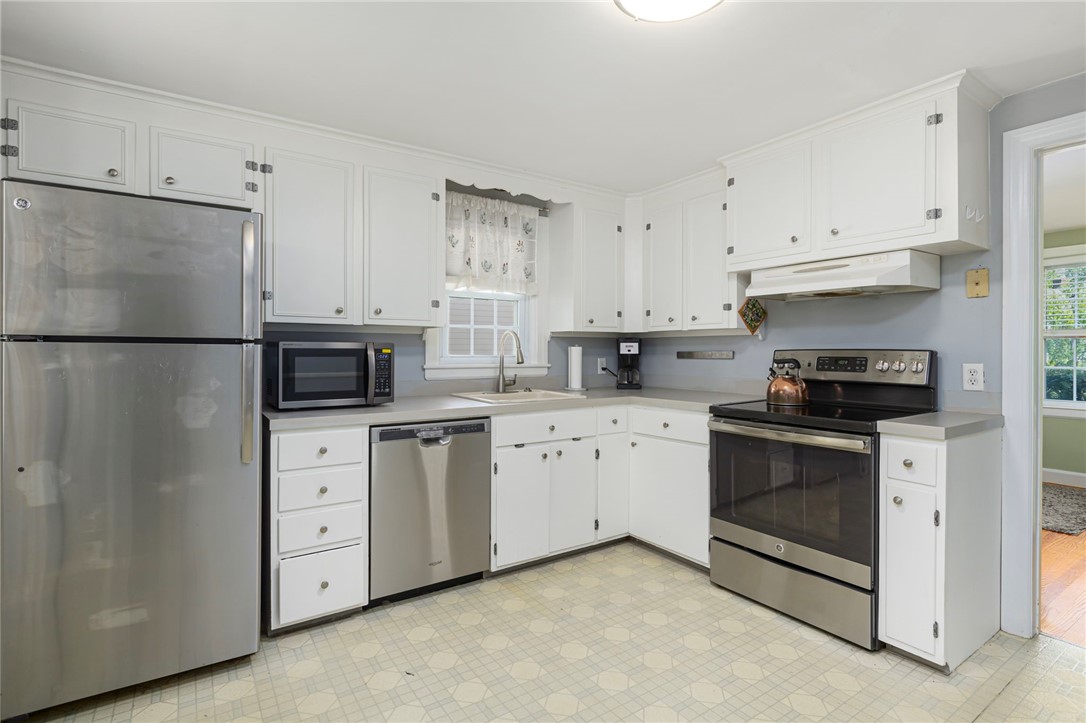 15 Saxonia Road Cranston, RI 02920 - Photo 7 of 20 Gallery Image 7