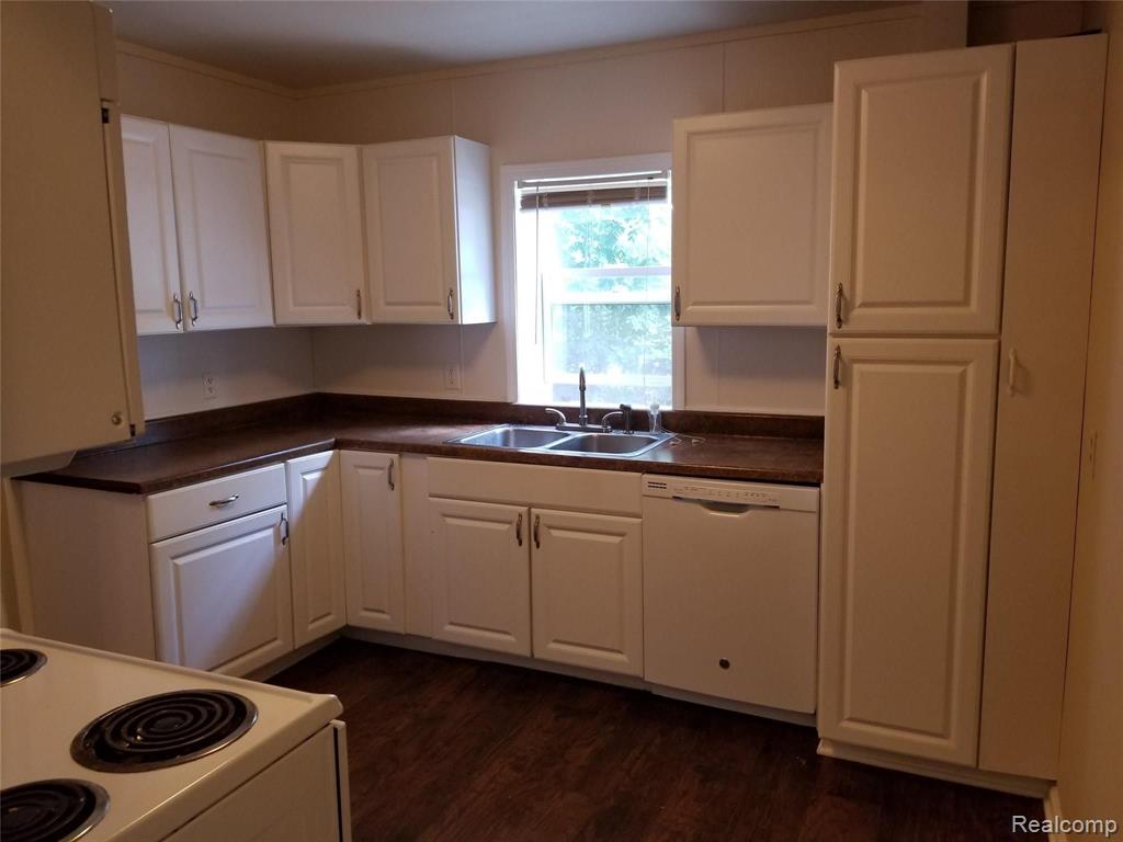 1410 South Hospital Road Waterford, MI 48327 - Photo 2 of 21