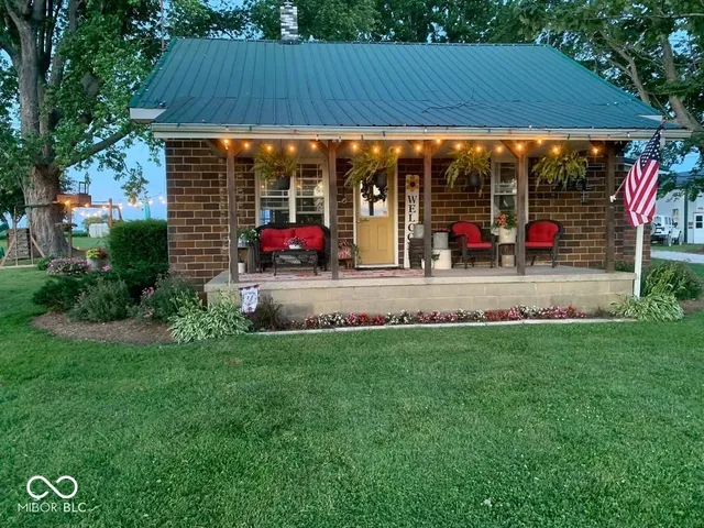 $215,000 | 1915 South County Road 100 East, Center Point, IN 47840