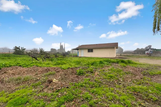 a view of a house with a big yard