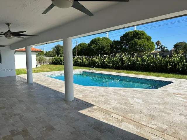 a view of a backyard