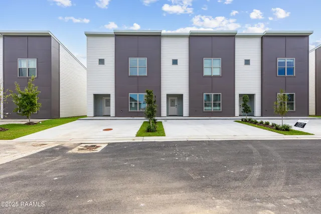 $795,000 | 117 Firethorn Drive, Youngsville, LA 70592