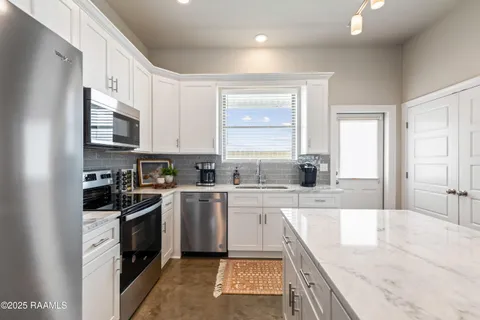 $795,000 | 117 Firethorn Drive, Youngsville, LA 70592