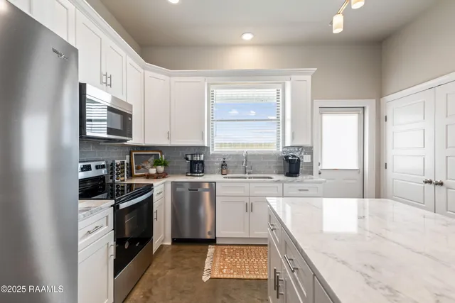 $795,000 | 117 Firethorn Drive, Youngsville, LA 70592