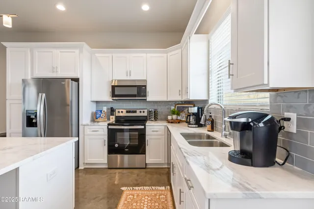 $795,000 | 117 Firethorn Drive, Youngsville, LA 70592