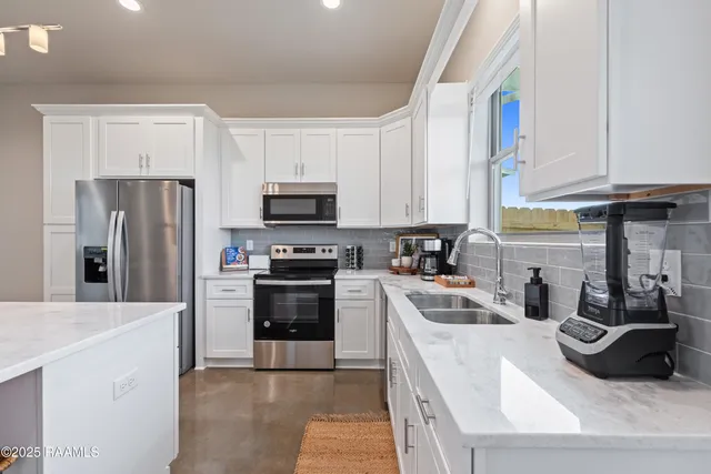 $795,000 | 117 Firethorn Drive, Youngsville, LA 70592