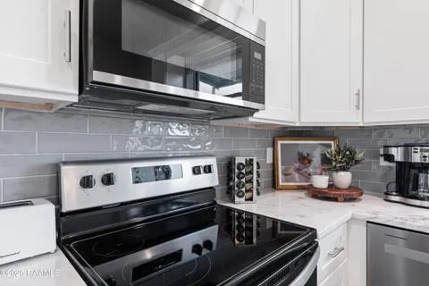 $795,000 | 117 Firethorn Drive, Youngsville, LA 70592