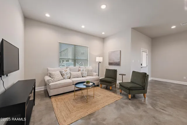 $795,000 | 117 Firethorn Drive, Youngsville, LA 70592