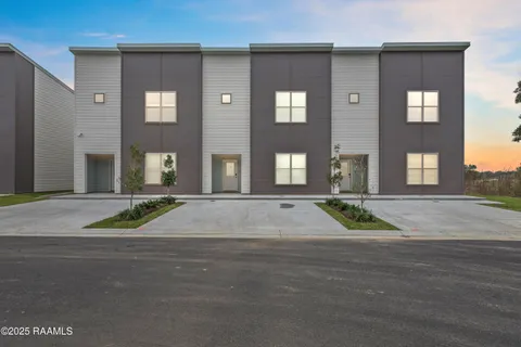 $795,000 | 117 Firethorn Drive, Youngsville, LA 70592