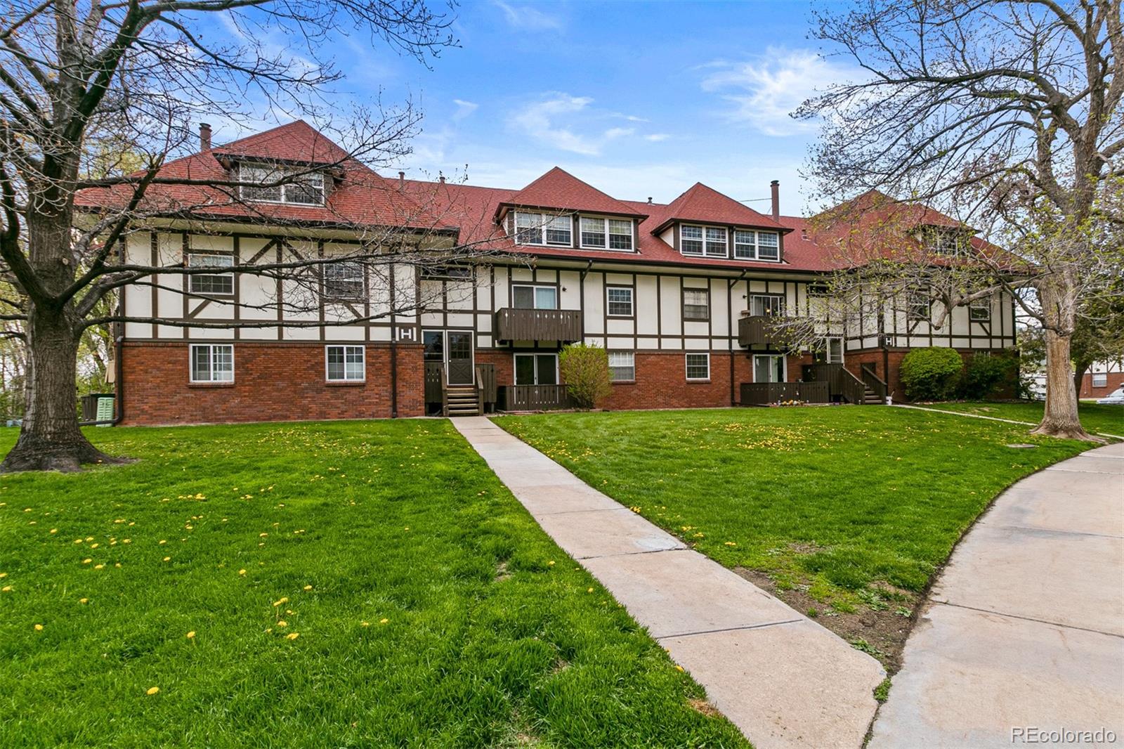 3250 Oneal Circle, Unit 17 Boulder, CO 80301 - Photo 2 of 29 a front view of house with yard and green space