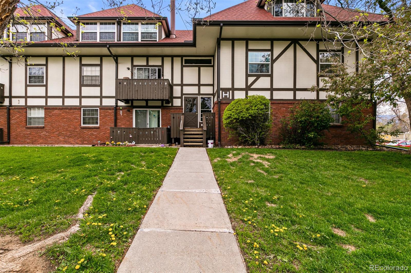 3250 Oneal Circle, Unit 17 Boulder, CO 80301 - Photo 3 of 29 a front view of a building with a yard