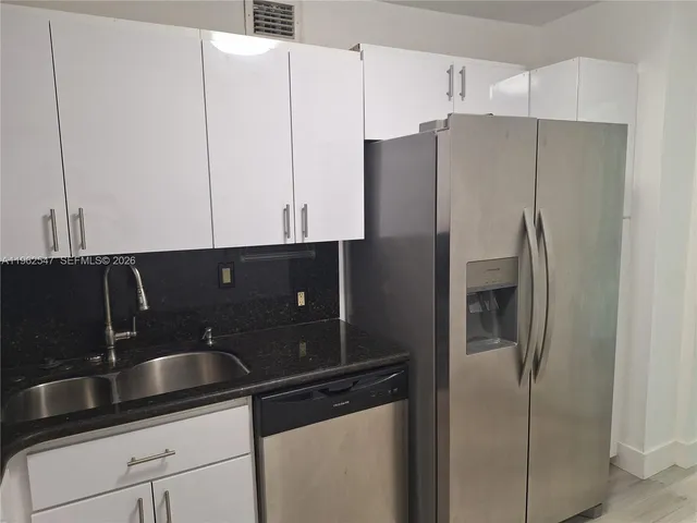 $3,200 | 100 Bayview Drive, Unit 2028, Sunny Isles Beach, FL 33160