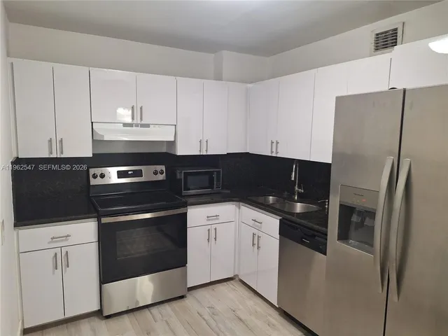 $3,200 | 100 Bayview Drive, Unit 2028, Sunny Isles Beach, FL 33160