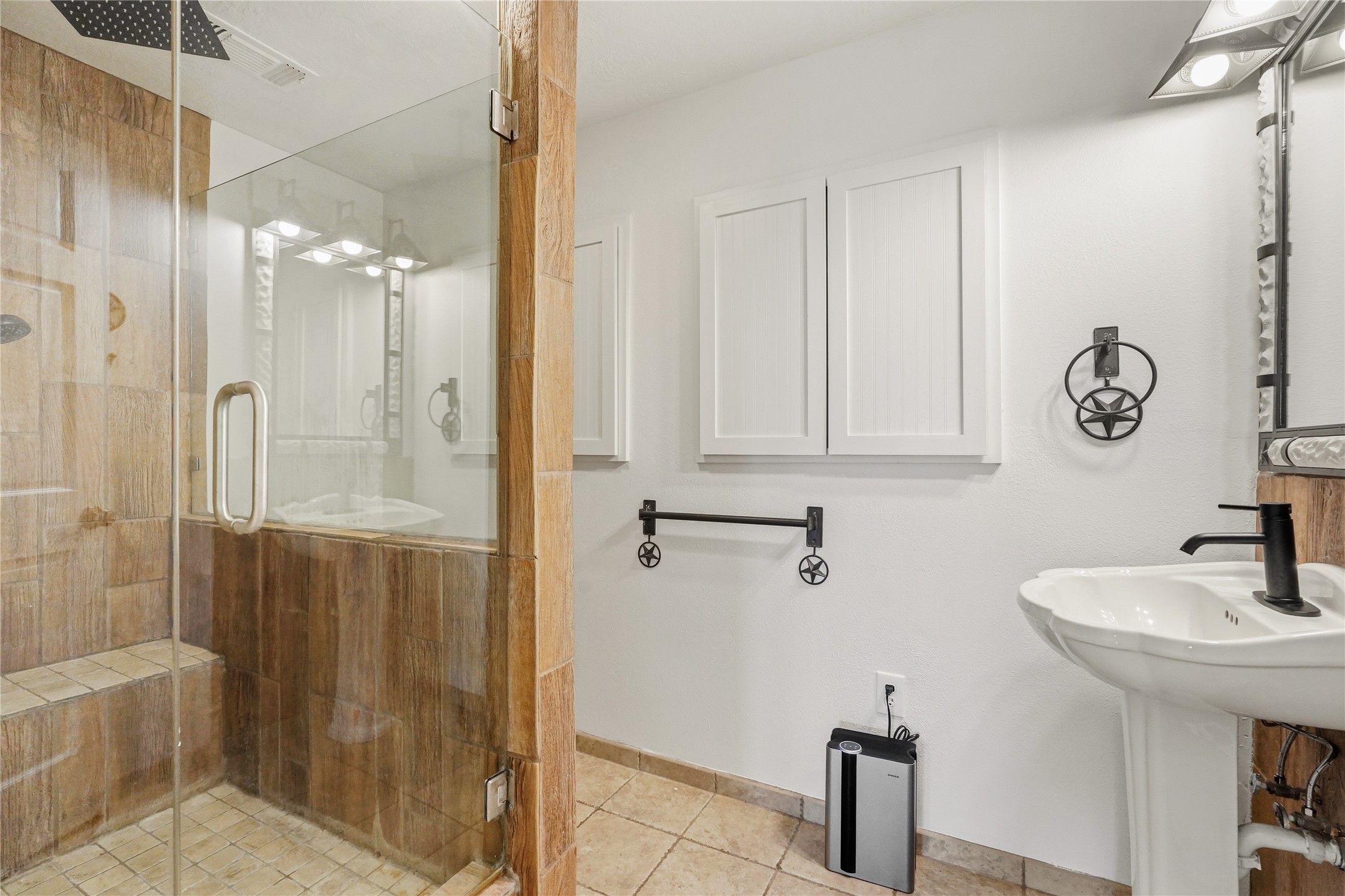 41712 Harpers Church Road Hempstead, TX 77445 - Photo 34 of 50 Large Tiled walk in shower w long seat, pedestal sink glass door, ornate mirror