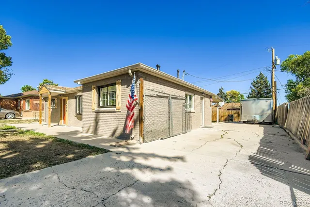 a view of a house with backyard